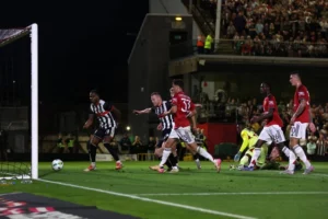Man Utd thất bại trước Grimsby Town: Sai lầm của Onana